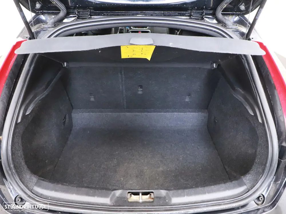 Volvo V40 D2 R Design - 9