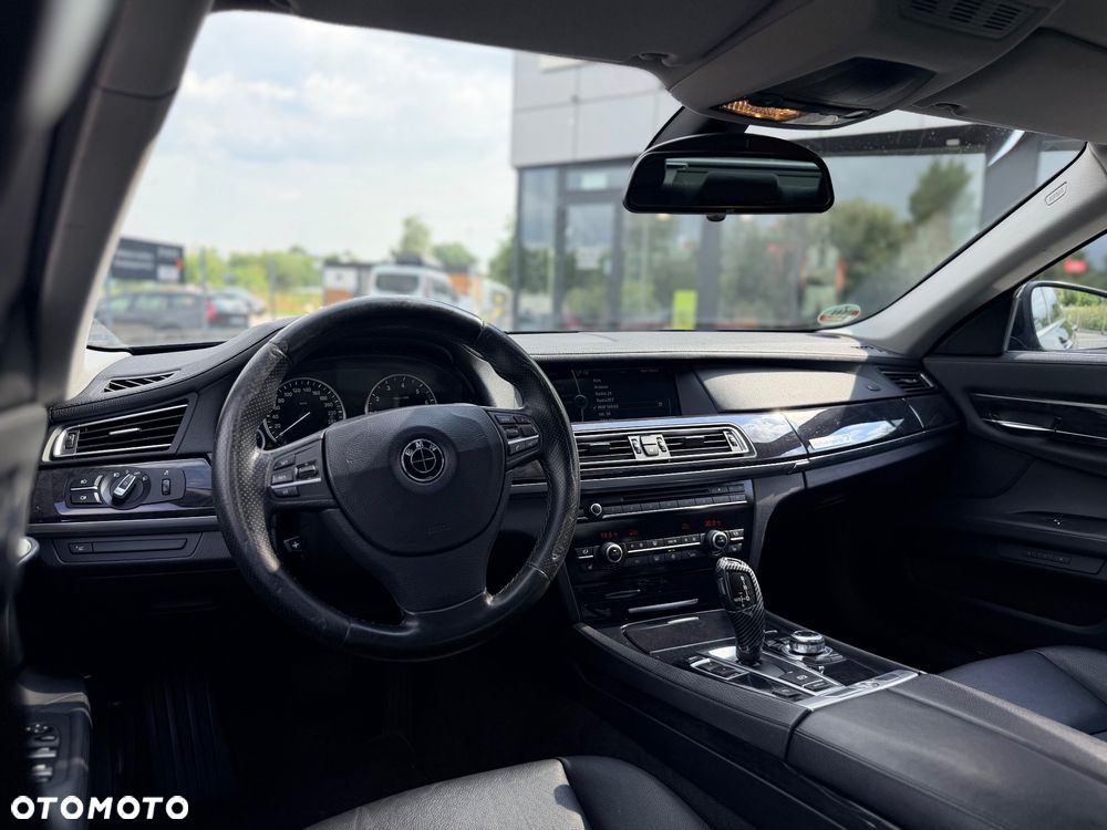 BMW Seria 7 750i - 22