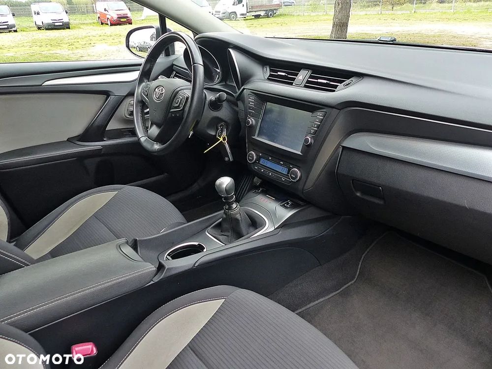 Toyota Avensis 2.0 D-4D Premium - 25