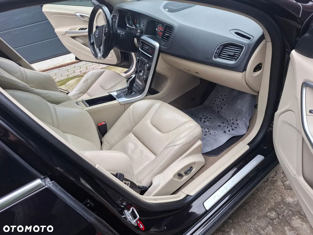 Volvo V60 D6 AWD Plug-in Hybrid R-Design Summum - 14