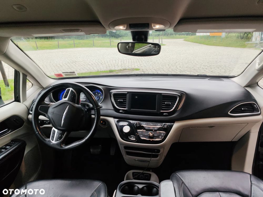Chrysler Pacifica - 17