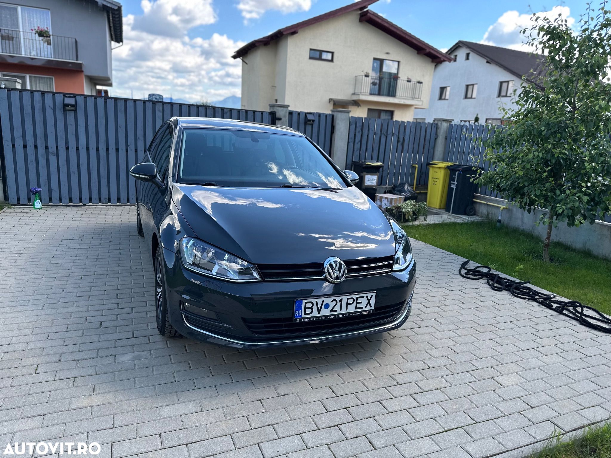 Volkswagen Golf - 1