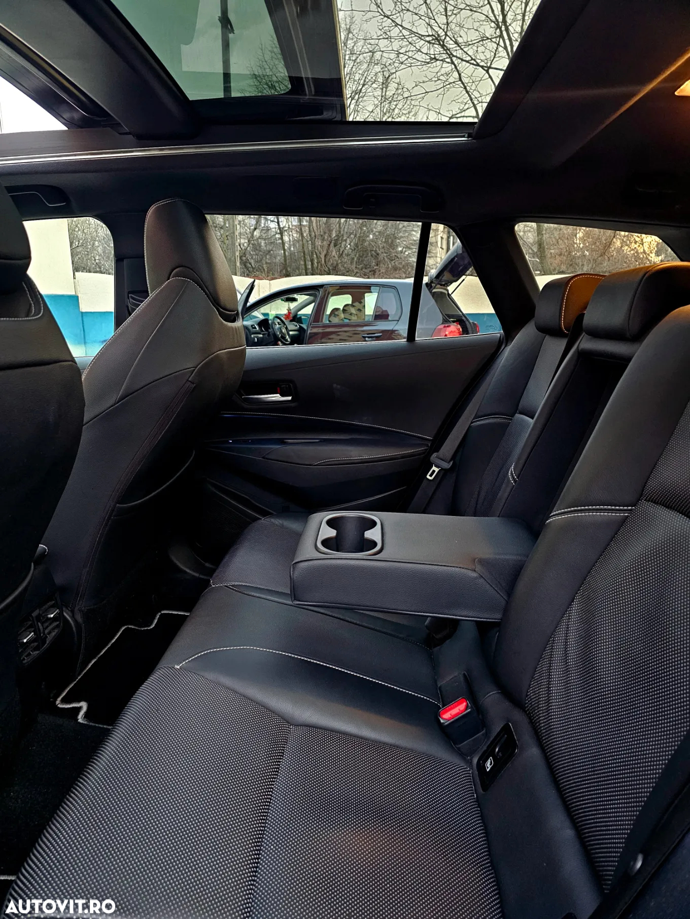 Toyota Corolla 2.0 HSD Exclusive Plus GR Sport Bi-Tone - 28