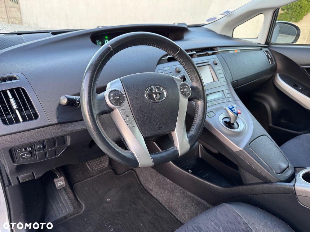 Toyota Prius (Hybrid) Executive - 12