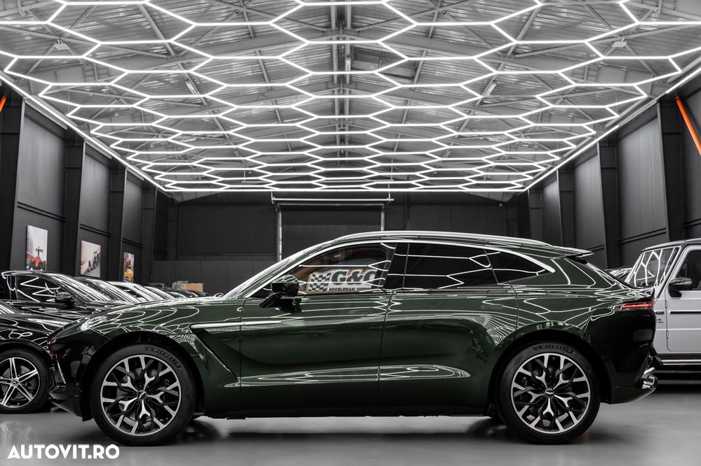 Aston Martin DBX - 31