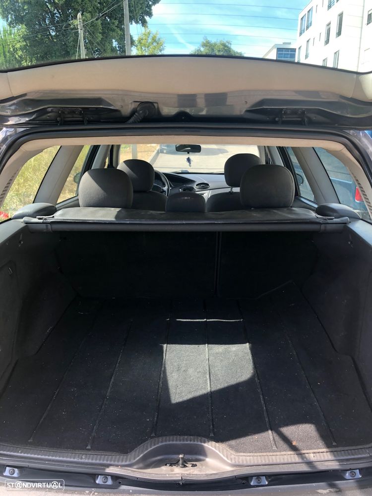 Ford Focus SW 1.6 Ghia - 8