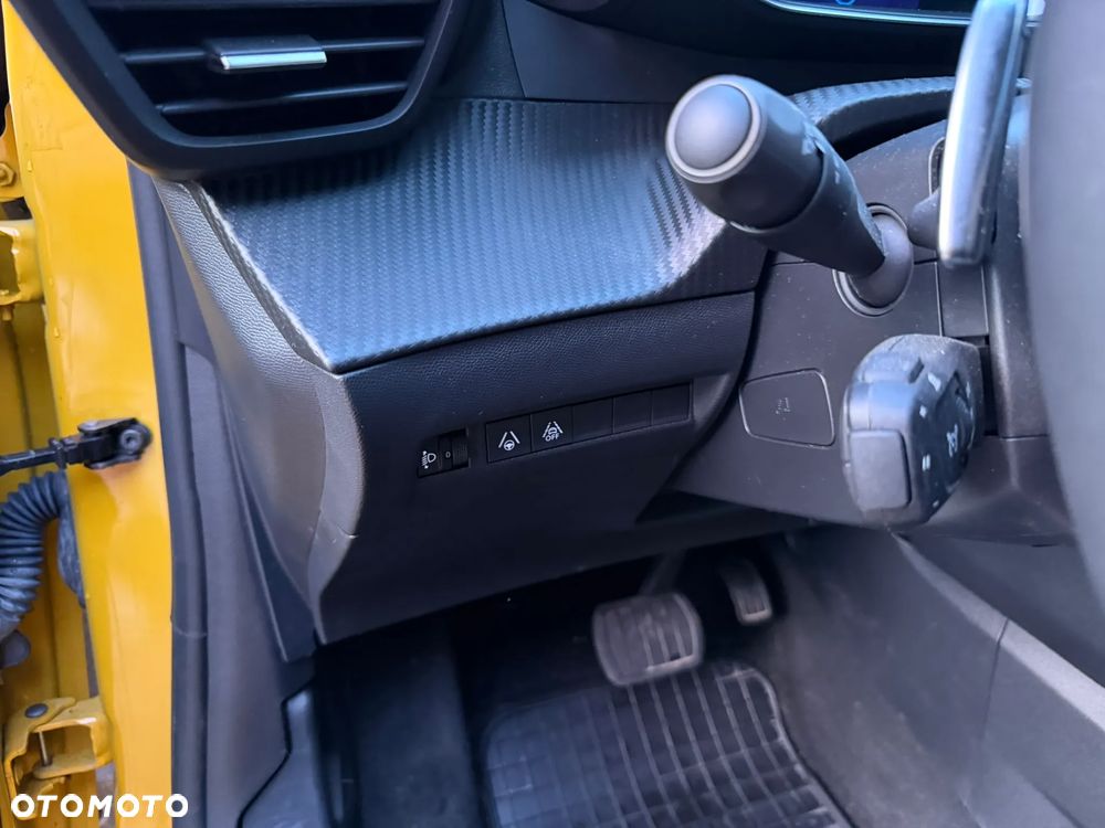 Peugeot 208 PureTech 100 EAT8 Allure - 21