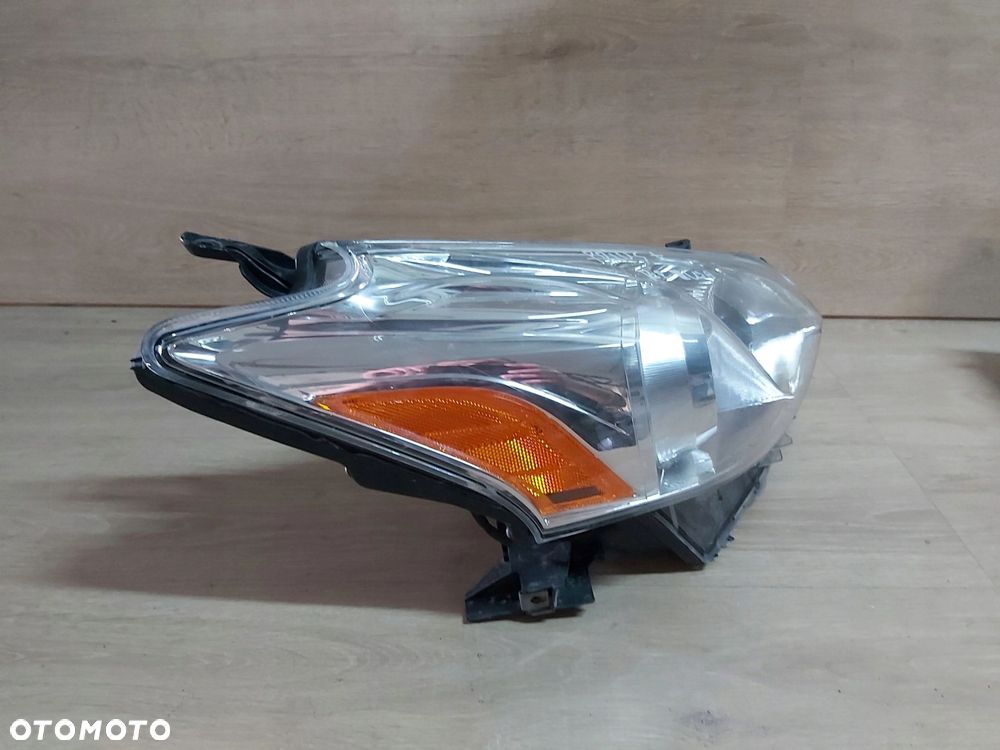 Toyota Prius PLUS lampa prawy przód USA Prius V - 4