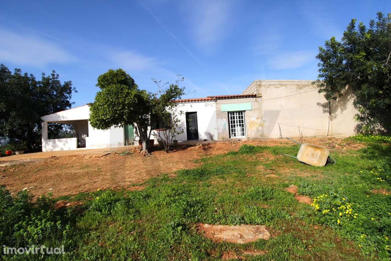 Prédio misto com casa e 9 terrenos rústicos, localizado na zona de Est - Grande imagem: 2/10