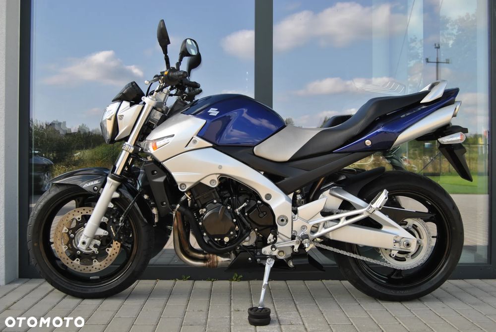 Suzuki GSR - 3