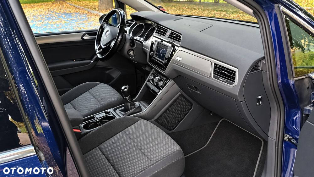 Volkswagen Touran - 11