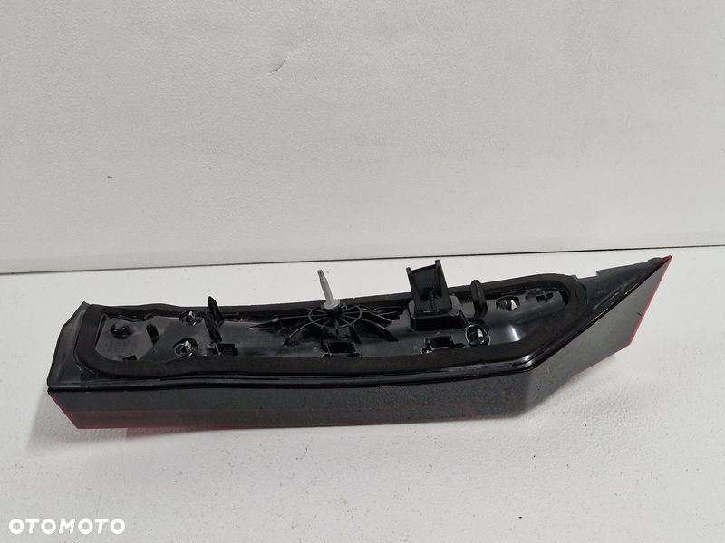 BMW X1 U11 LAMPA TYLNA TYŁ PRAWA W KLAPĘ - 7