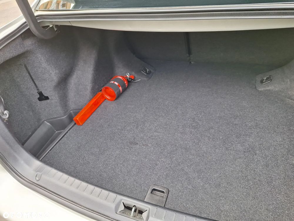 Toyota Avensis 1.8 VVT-i Sol - 13