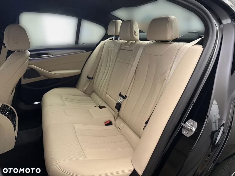 BMW Seria 5 530d xDrive mHEV - 19
