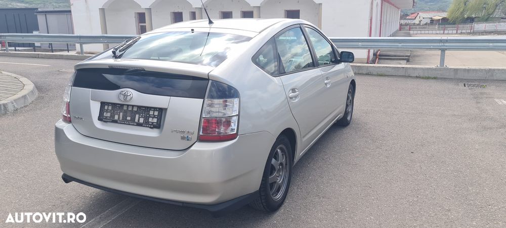 Toyota Prius (Hybrid) - 3