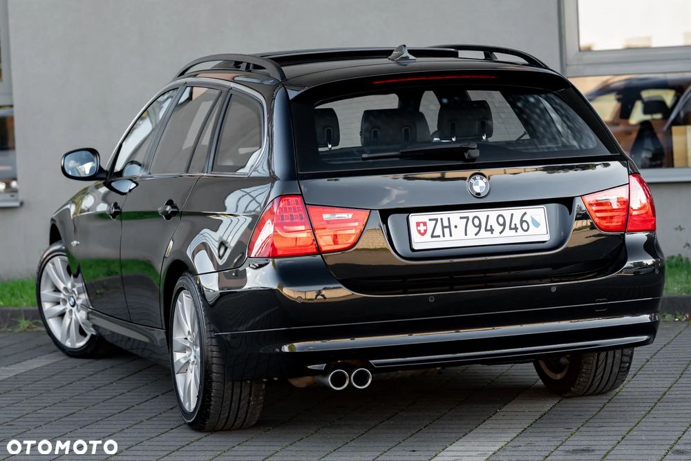 BMW Seria 3 325i xDrive Touring - 12