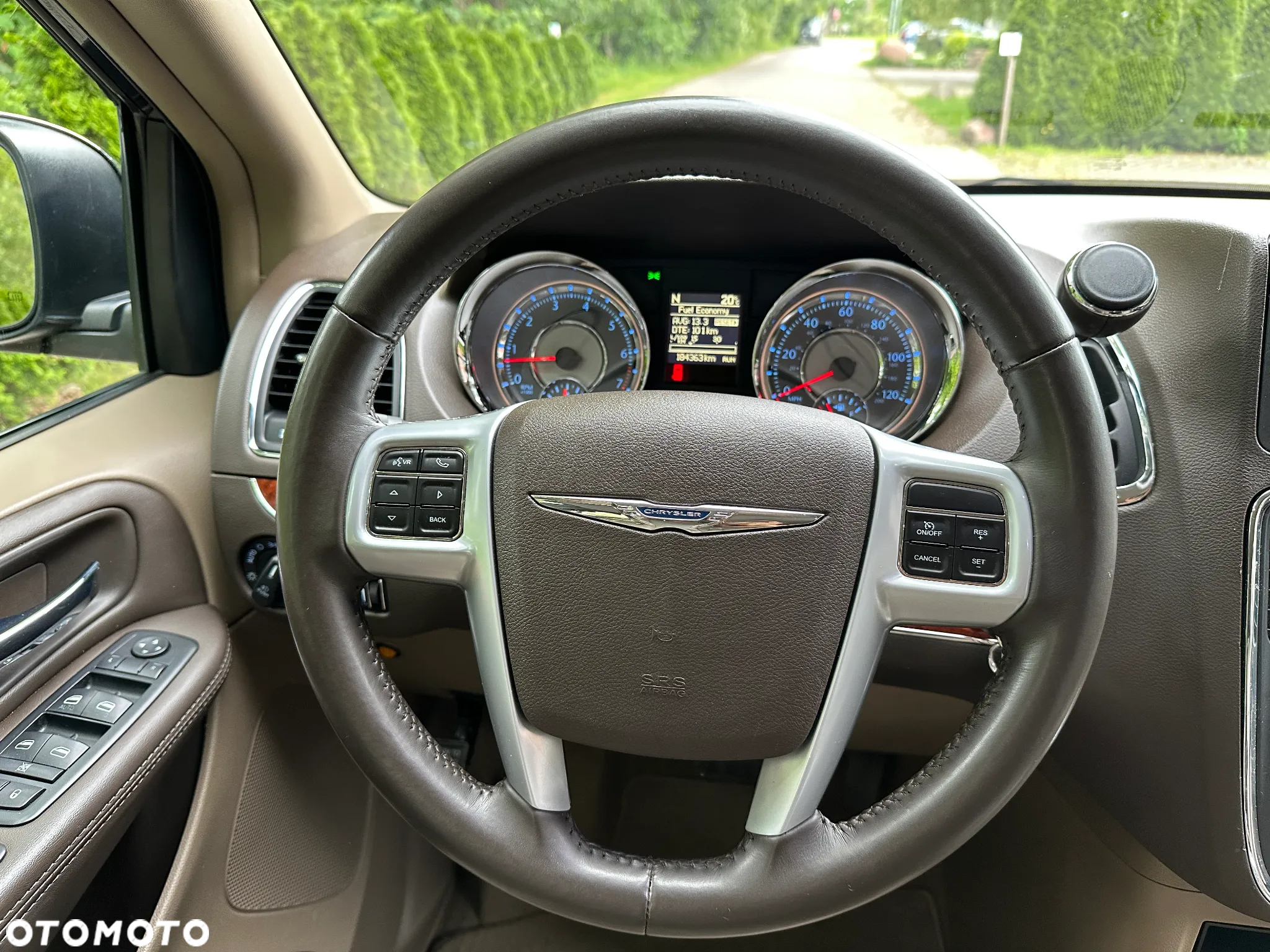 Chrysler Town & Country - 25