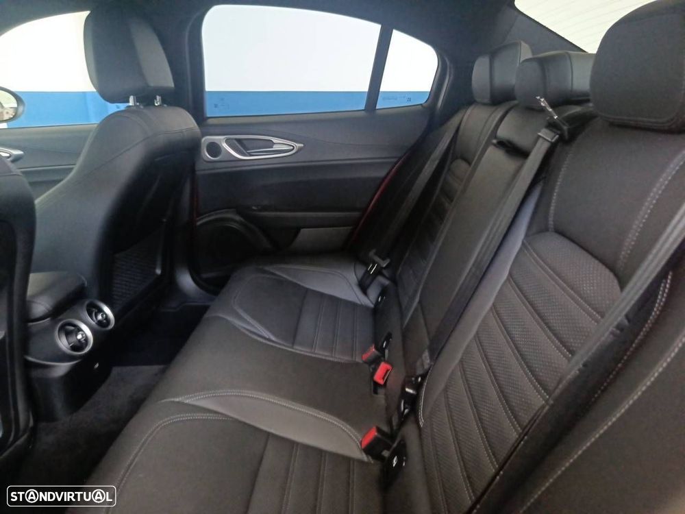 Alfa Romeo Giulia 2.2 D Veloce AT8 AWD - 10