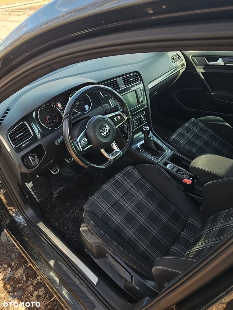 Volkswagen Golf - 2