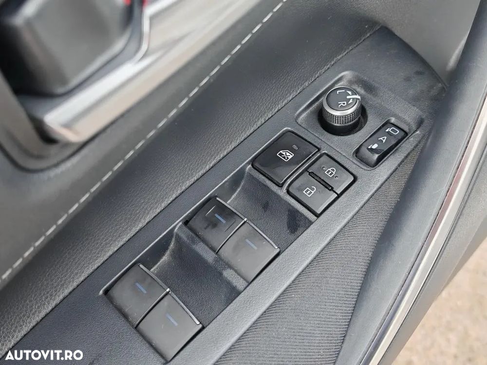 Toyota Corolla ver-sedan-1-8-hsd-dynamic - 23