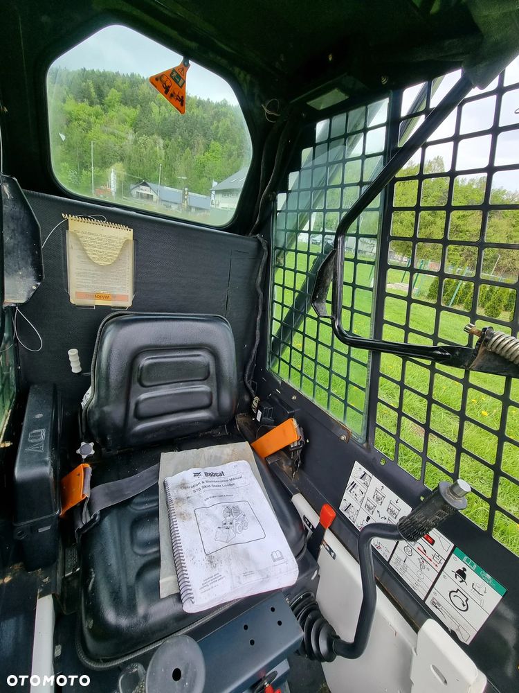 Bobcat S70 Mini-ładowarka 4x4 wózek terenowy. Łyżka! Wyjścia Hydrauliczne pod urządzenia z przodu! 2018 rok prod. 564 MTG. aktualne serwisy DEKRA. Dokumentacja. silnik Kubota 3cyl. Maszyna Jak Nowa z Salonu! Pochodzi z Norweskiego Gospodarstwa! Zero luzów i wycieków. Bardzo mocna i wydajna maszyna o małych gabarytach! Wąska miesci się do najbardziej trudno dostępnych miejsc! Idealna do stajni. OKAZJA TANIO. Szybki i zwinny sprzęt potężna moc - 7