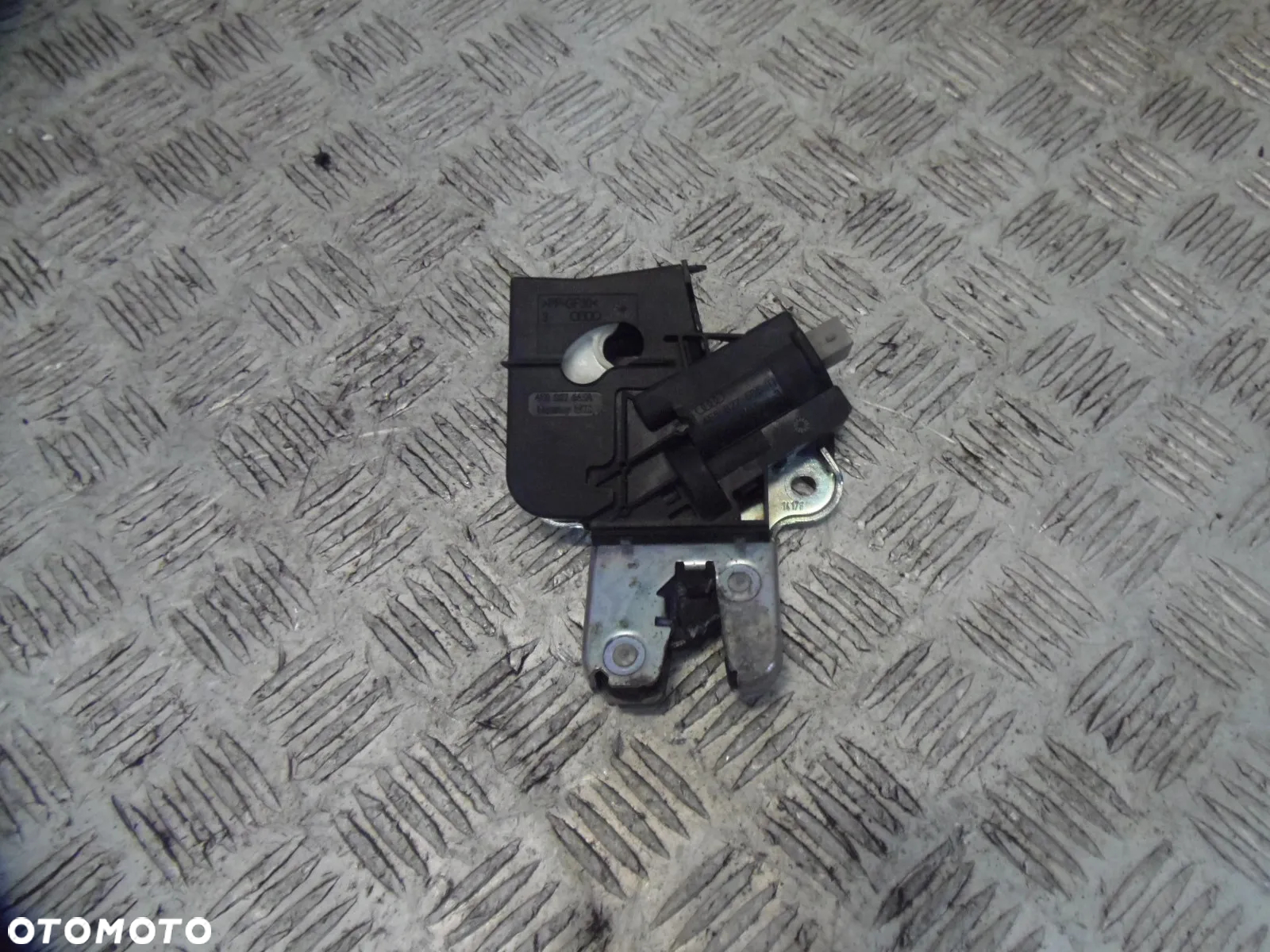 AUDI A4 B8 ZAMEK KLAPY TYLNEJ - 2