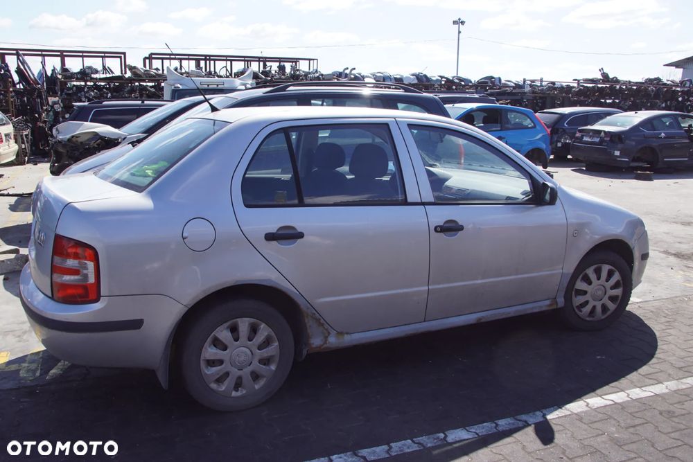 Auto na części - Skoda Fabia I Lift 1.2 12V 64 KM AZQ GSB LF7T 2005R Silnik Skrzynia Drzwi Maska Błotnik Zderzak Klapa Lampa Lusterko Klamka Szyba Deska Kokpit Sterownik Moduł Czujnik Licznik Panel Kierownica - 5