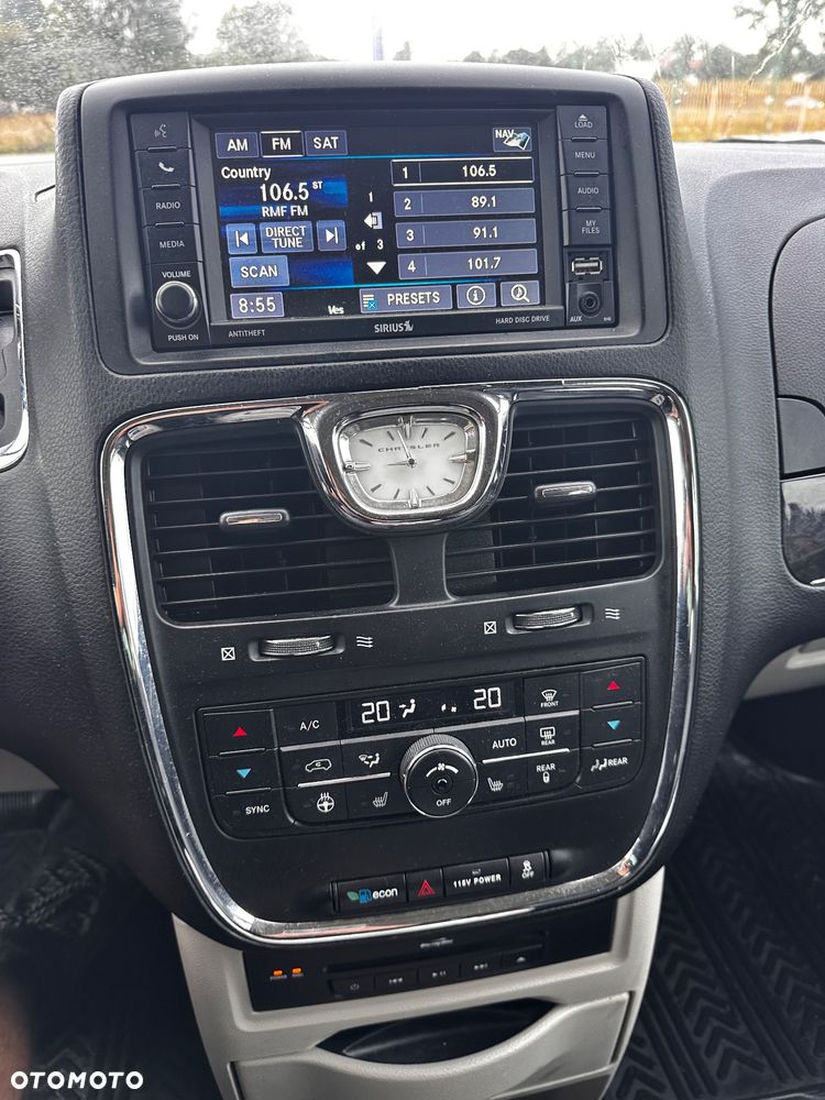 Chrysler Town & Country - 28