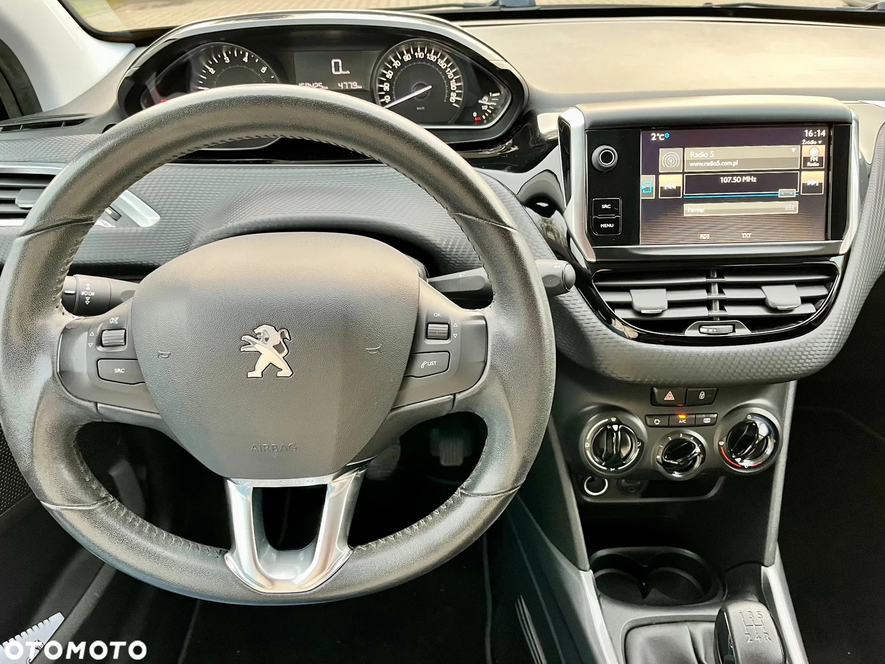 Peugeot 2008 1.2 Pure Tech Style S&S - 24
