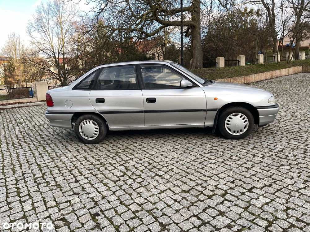 Opel Astra 1.4 GL - 31