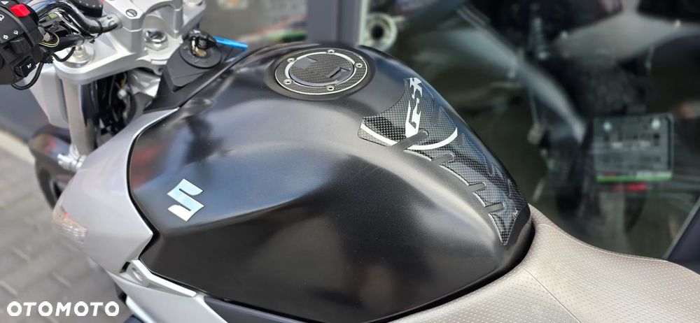 Suzuki GSR - 32