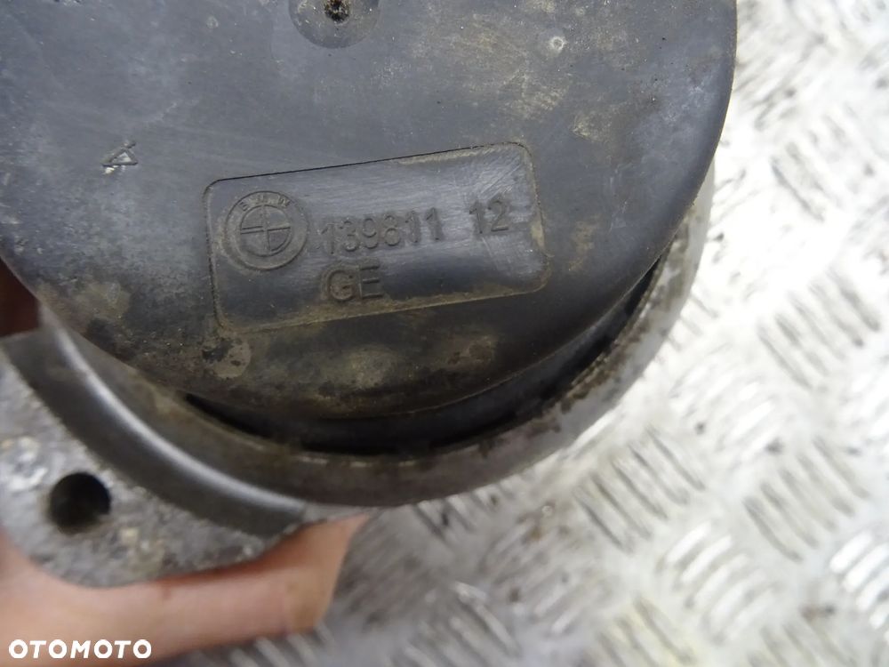 BMW E87 04-07 2.0B ŁAPA PODUSZKA SILNIKA 13981112 - 5
