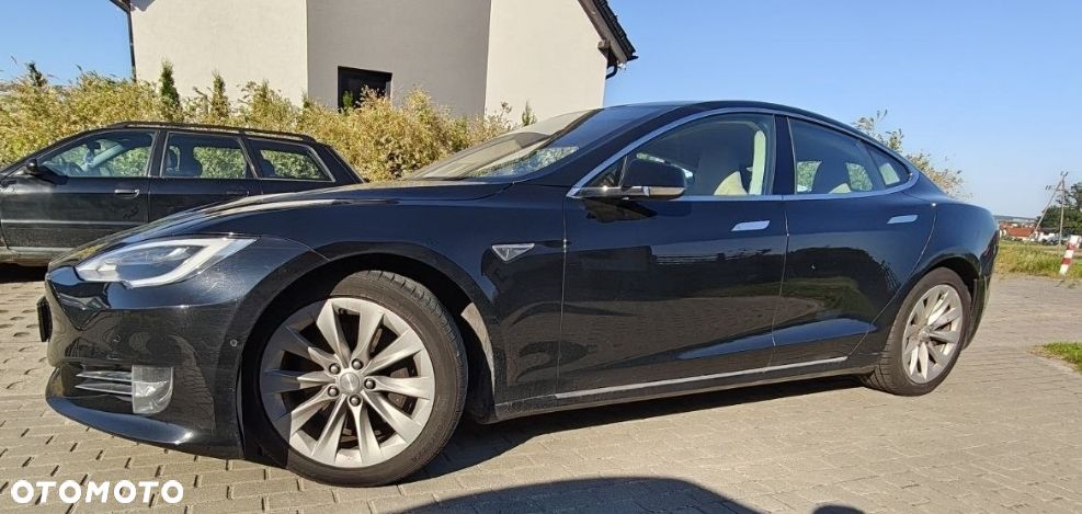 Tesla Model S - 8