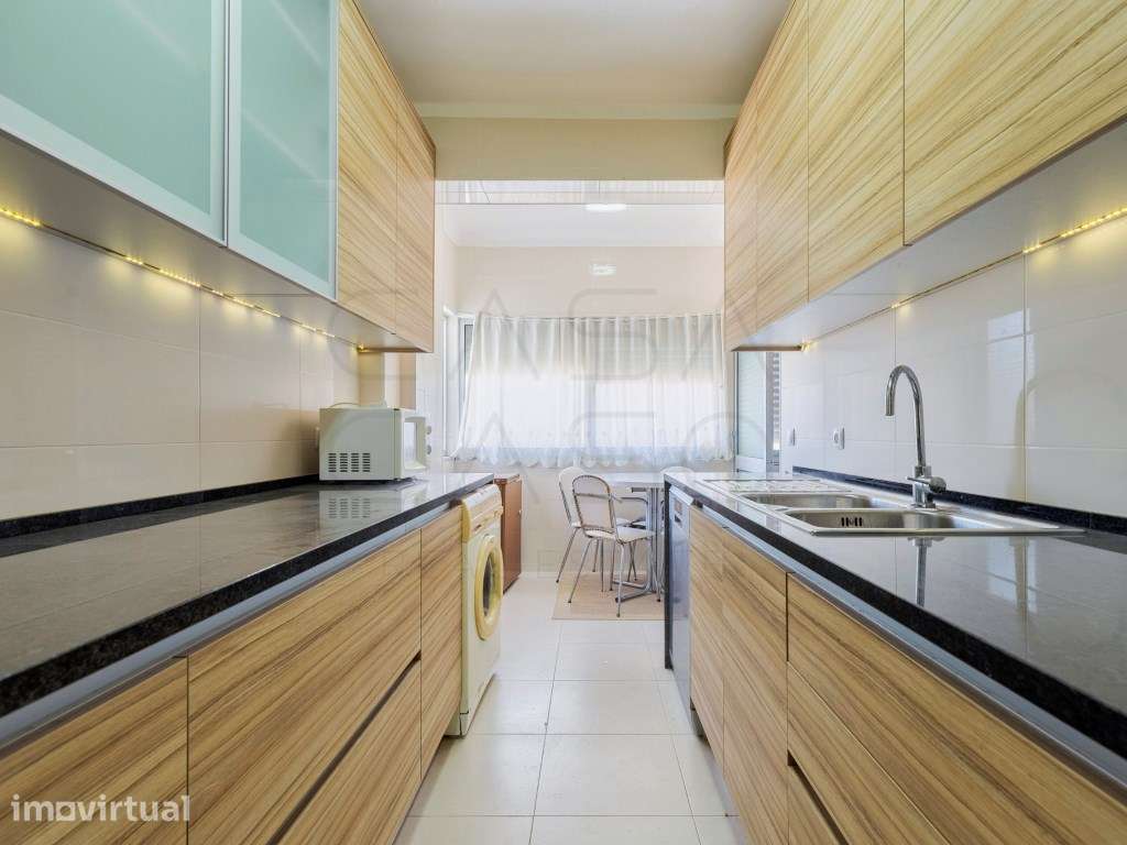 Apartamento T3 na Quintinha, Castelo - Sesimbra | Cozinha remodelada - Grande imagem: 2/25