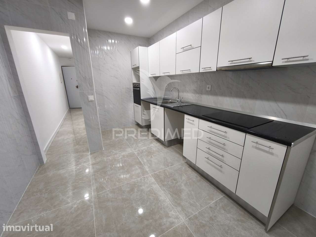 Apartamento T1 com Terraço de 50m2-Remodelado - Grande imagem: 2/9