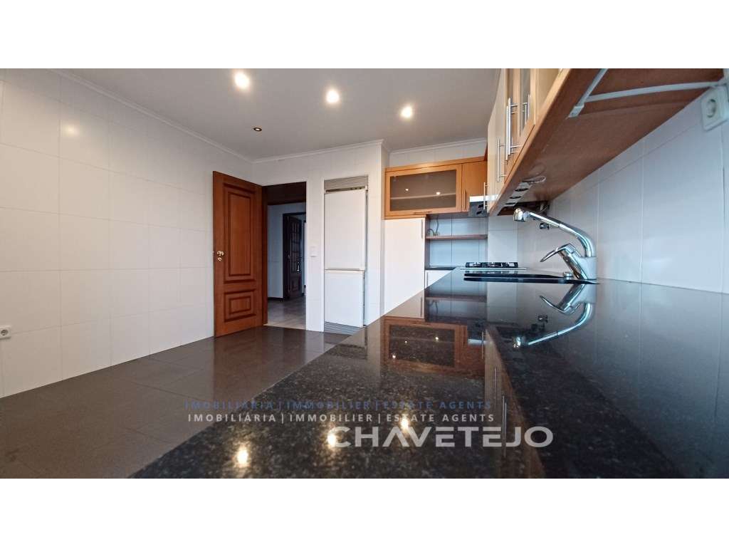 T4 com cozinha equipada na Alameda em Tomar - Disponível em Setembro - Grande imagem: 4/20