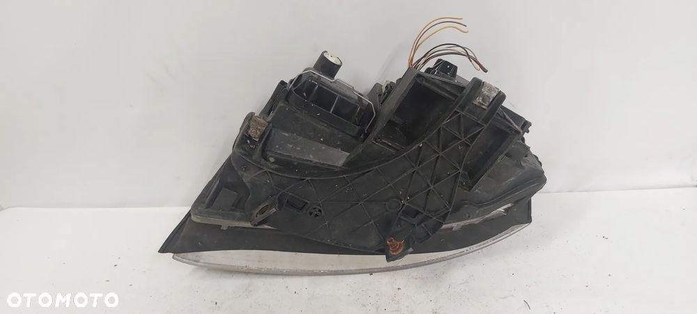 .  PRZOD PRZEDNIA LAMPA PRAWA AUDI A4 B6 - 5