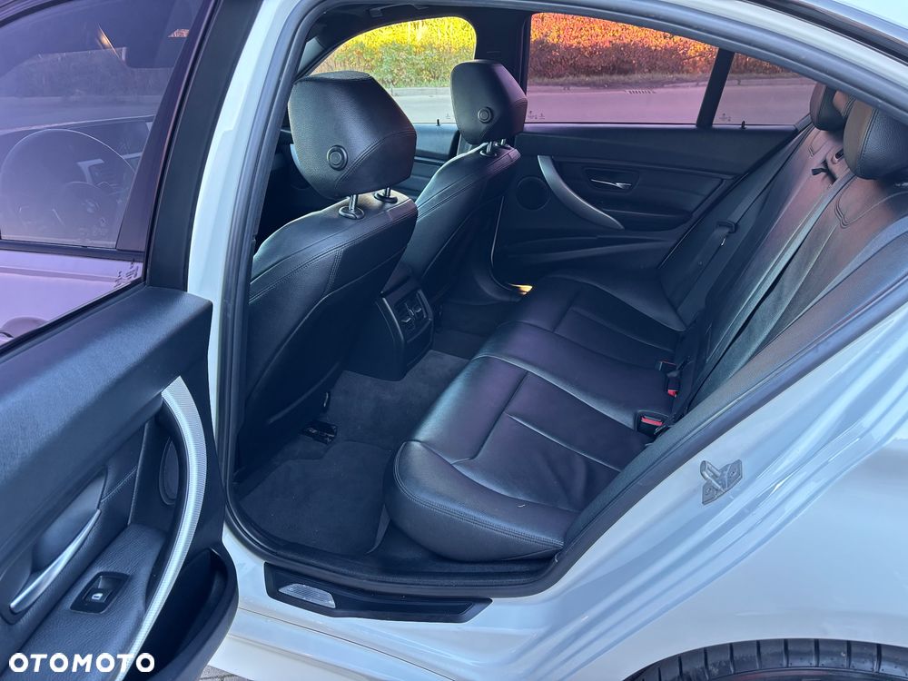 BMW Seria 3 328i xDrive - 15