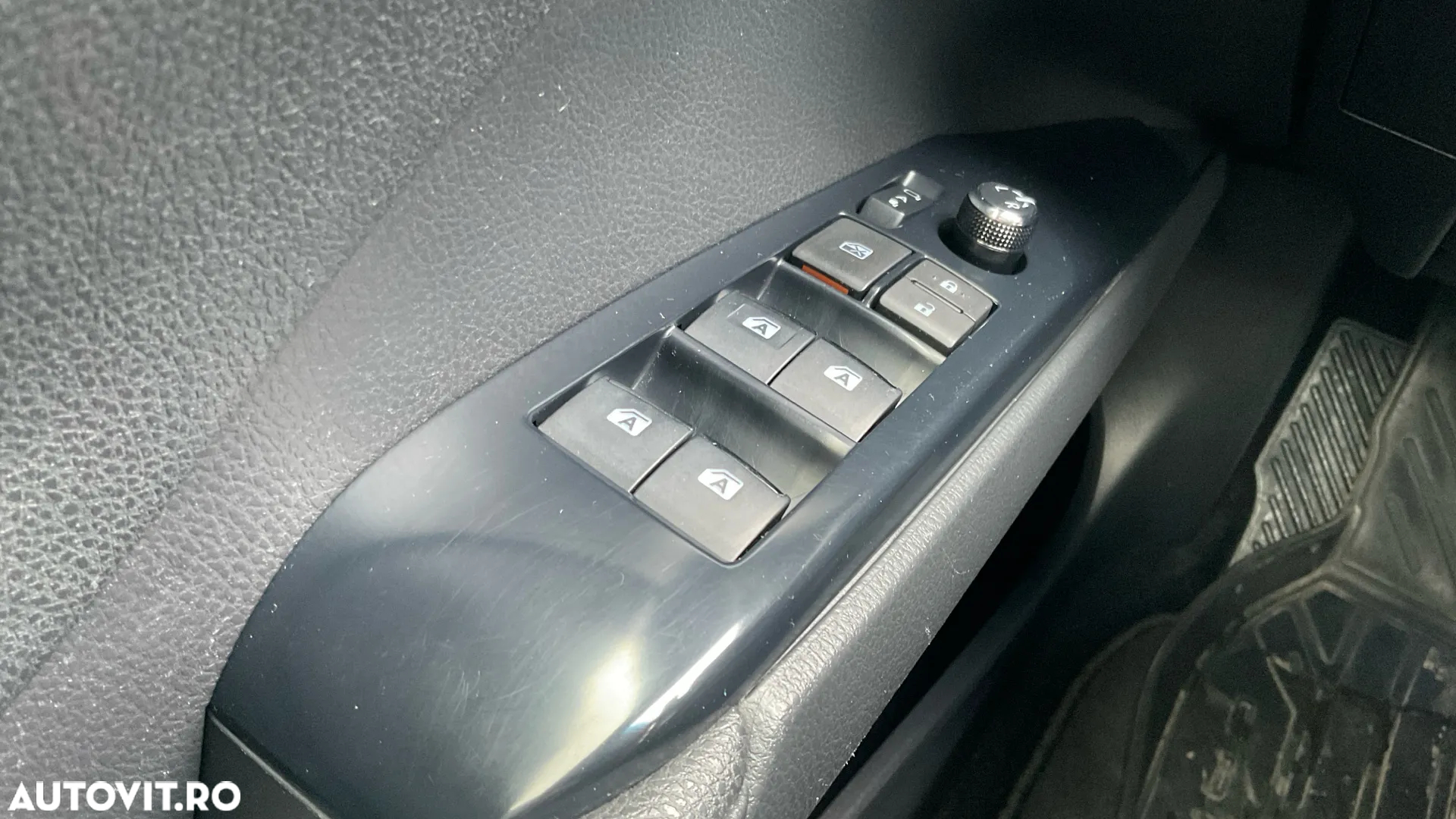 Toyota Camry 2.5 Hybrid Business - 36