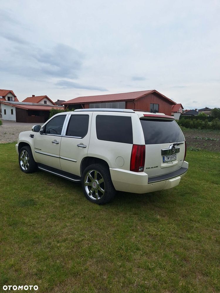 Cadillac Escalade - 2