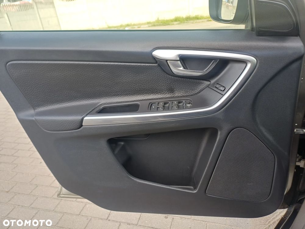 Volvo XC 60 2.4D AWD Momentum - 25