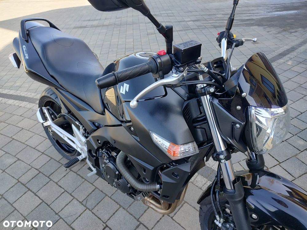 Suzuki GSR - 7