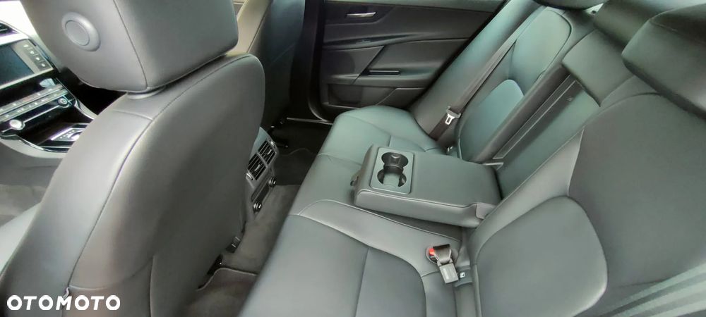 Jaguar XE 2.0 T R-Sport - 17