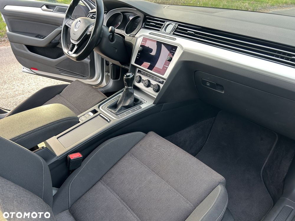 Volkswagen Passat 2.0 TDI SCR Comfortline - 18