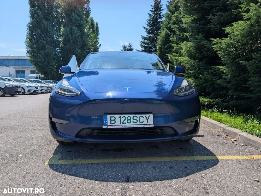Tesla Model Y - 8
