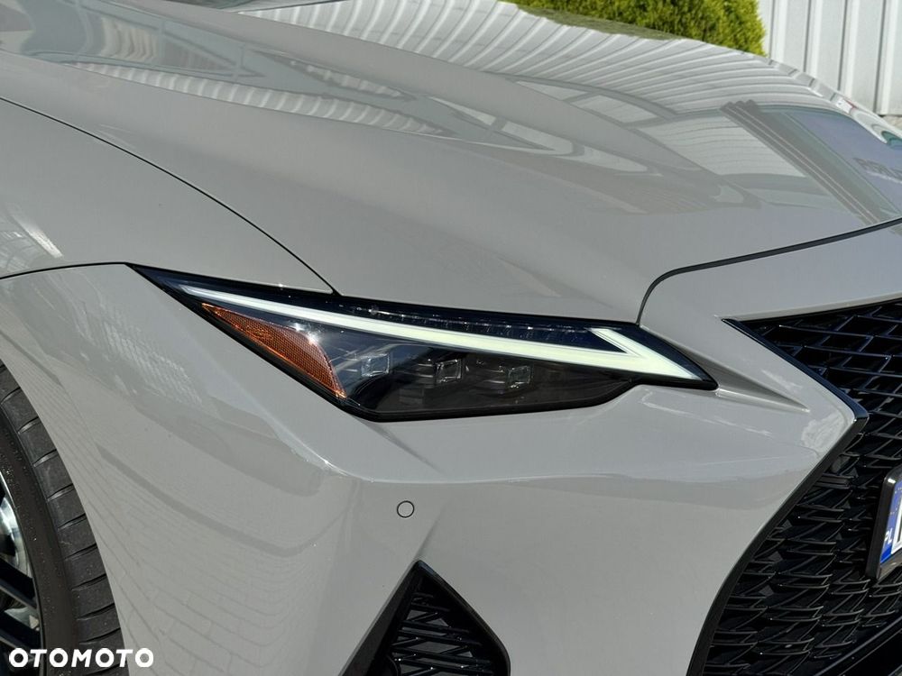 Lexus IS - 10