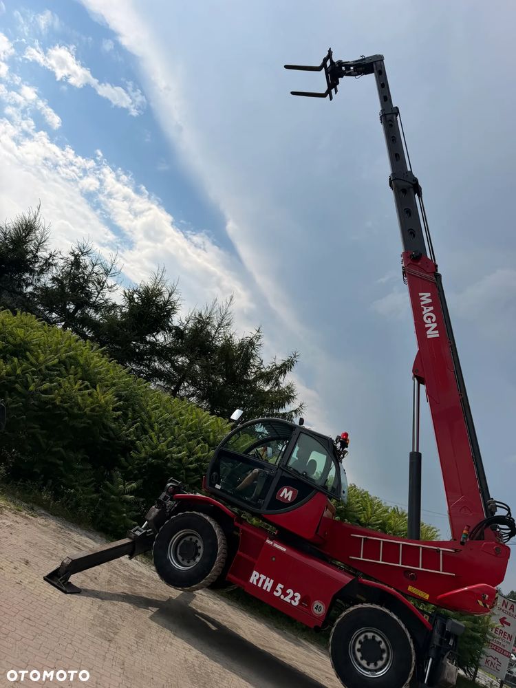 Magni RTH 5.23 SH-D/C Ładowarka teleskopowa Obrotowa roto 23 metry wysuw. 5 ton Udźwig. Wciagarka Hydrauliczna 5 ton. Pilot zdalnie sterowana. DEUTZ Silnik 145 KM. Jak Nowa Z Norwegii 2019 rok. 3200 mtg. Serwisy DEKRA TUV aktualne. Full Wypas. Klima stabilizatory 2 osie. Pilot. Maszyna z Norweskiej Upadłośći. Stan maszyny nie różni się od nowej z Salonu! Zero luzów na wszystkich siłownikach i podzespołach. ani deka wycieków. OKAZJA. Pełna Dokumentacja - 11