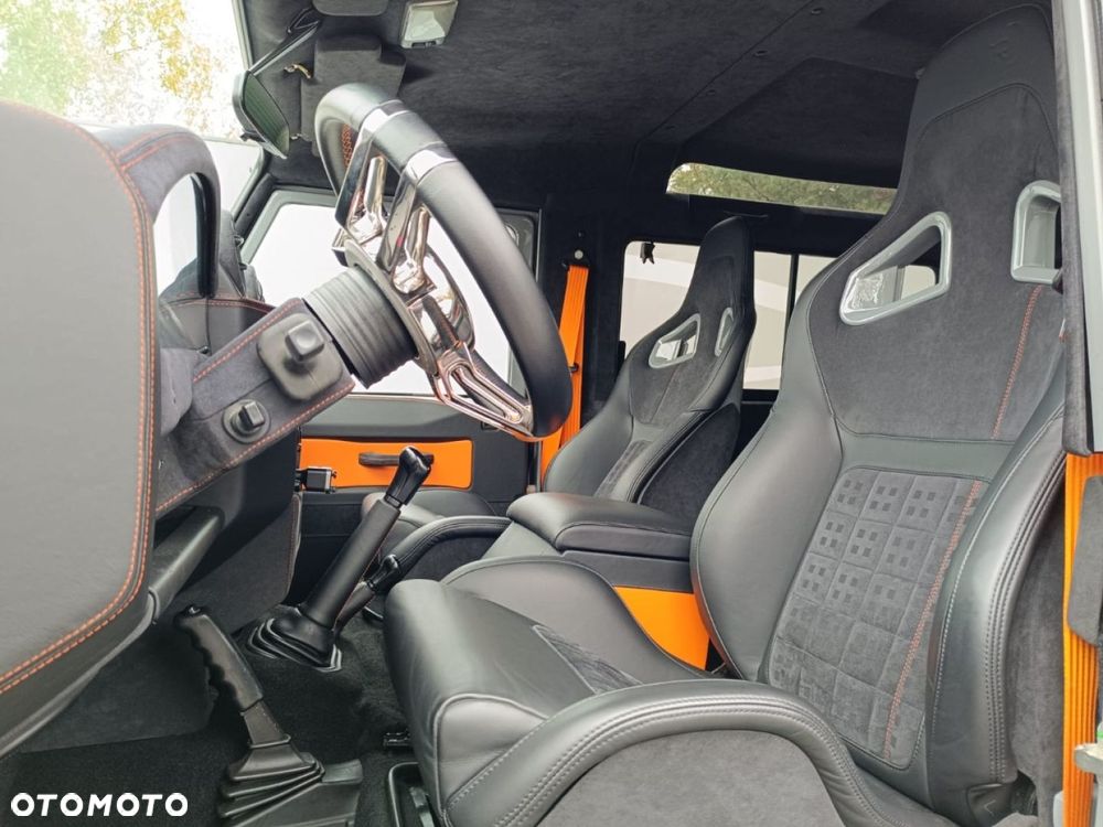 Land Rover Defender - 26