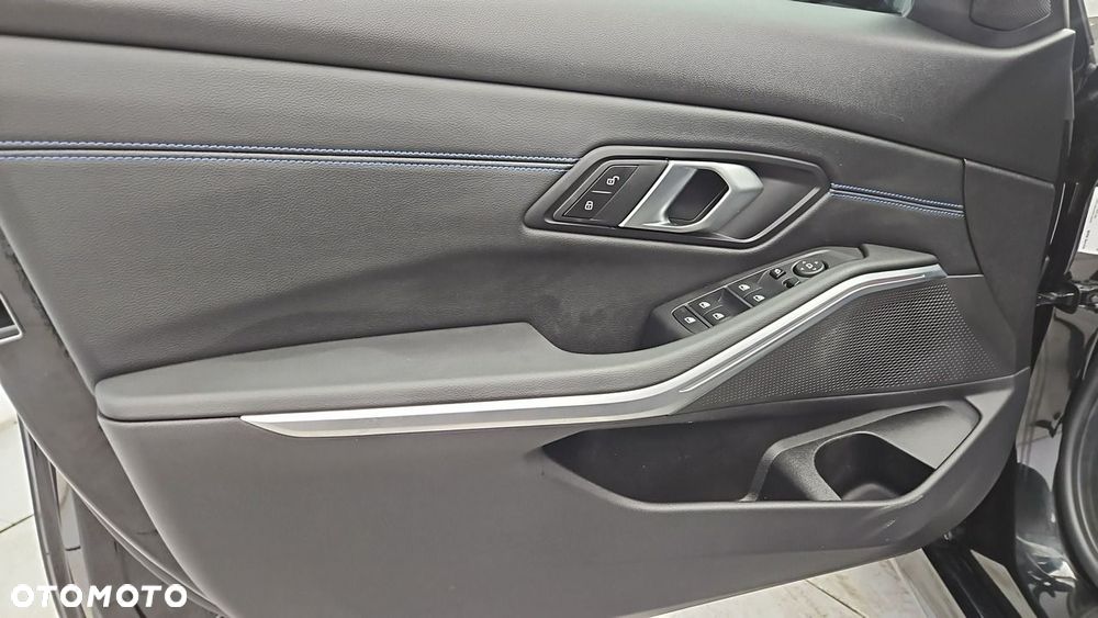 BMW Seria 3 318i M Sport - 10