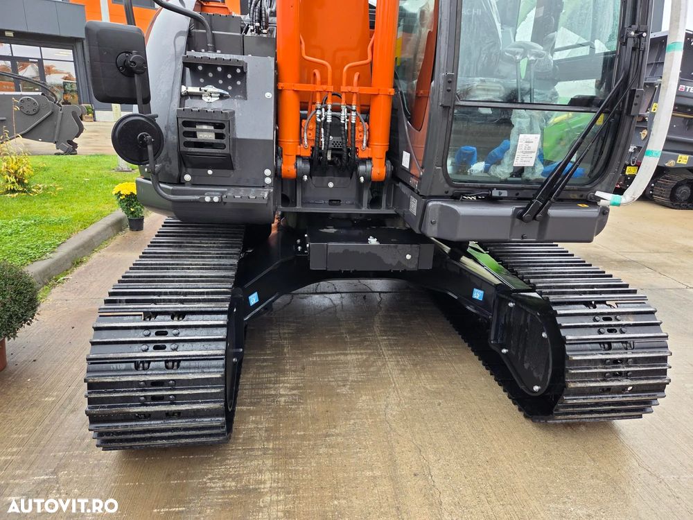 Hitachi ZX135-7, NOU, 2025, COMPACT-rotire gabarit senile, LAMA NIVELARE, Adancime sapaare 6m, Inst picon, camera spate, camere laterale, Consum 6l/h, Masa operationala 16t, Cupa 1,2m latime, Ridica 9t, latime 2,49m, leasing 5 ani ,PROMOTIE 133.900 Eur+Tva - 15